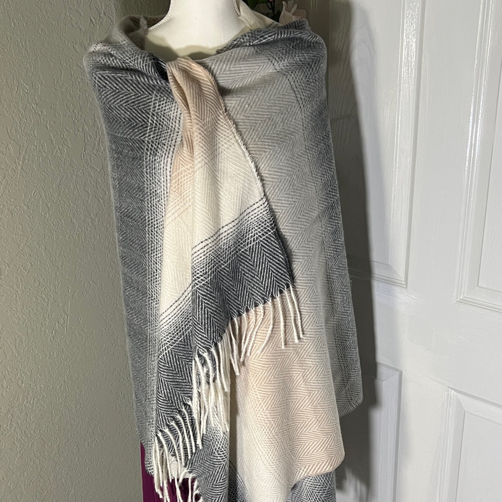 🧣Gray and Cream Herringbone Scarf-Shawl